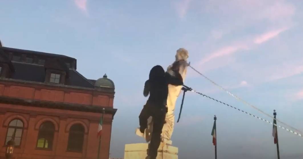 Imagine pentru articolul: VIDEO Protestatarii din SUA au dărâmat statuia lui Cristofor Columb din Baltimore
