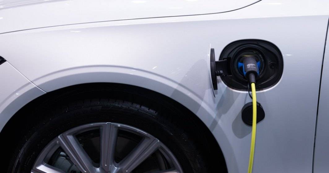 Imagine pentru articolul: Britanicii stau la coadă pentru mașini electrice: În 2023, s-au vândut 1 milion de EV-uri