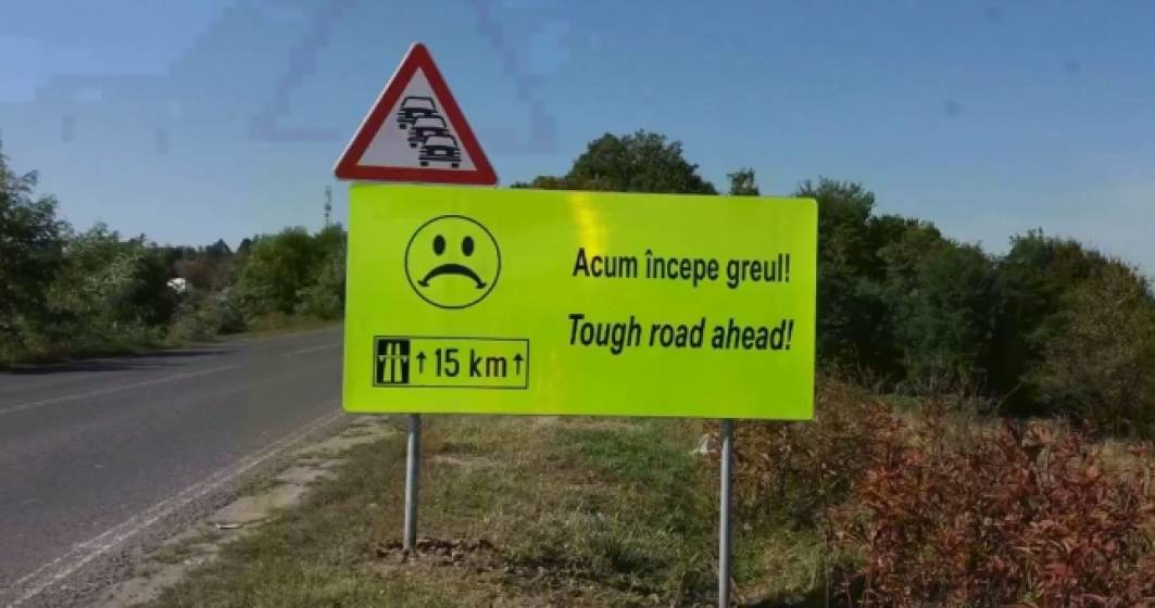Imagine pentru articolul: Indicatoare cu texte ca "Acum incepe greul" si "Rezista", montate de drumarii din Timisoara pe un sector de drum greu de parcurs
