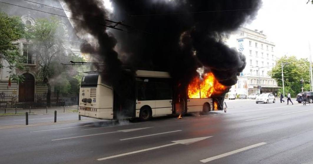 Imagine pentru articolul: VIDEO Un troleibuz a luat foc în București. Reacția Gabrielei Firea la incident