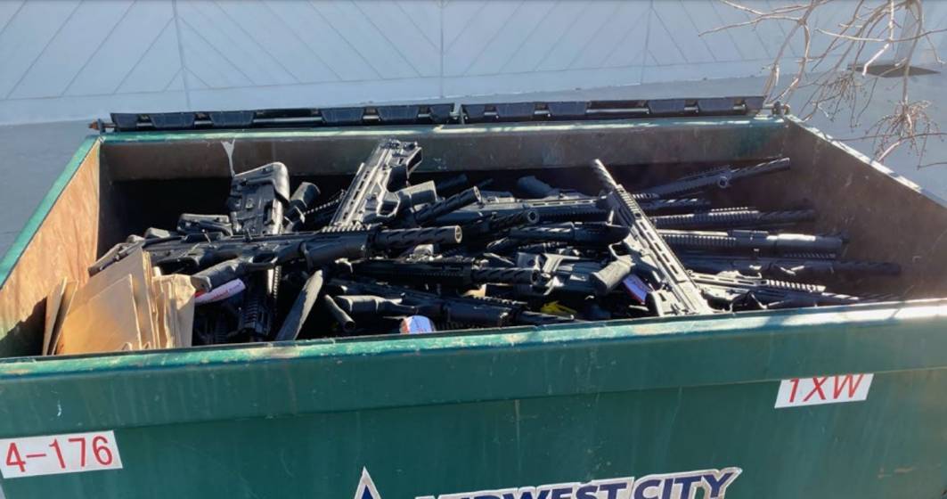 Imagine pentru articolul: Magazin de arme a aruncat la gunoi aproape 250 de arme, iar multe erau funcționale