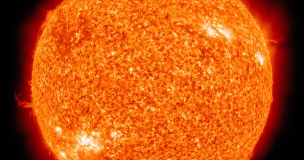 Imagine pentru articolul: Undele magnetice ar putea explica de ce atmosfera Soarelui este mult mai fierbinte decât suprafaţa sa