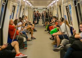 Imagine: Metroul din București transportă aproape un sfert din toți călătorii din...