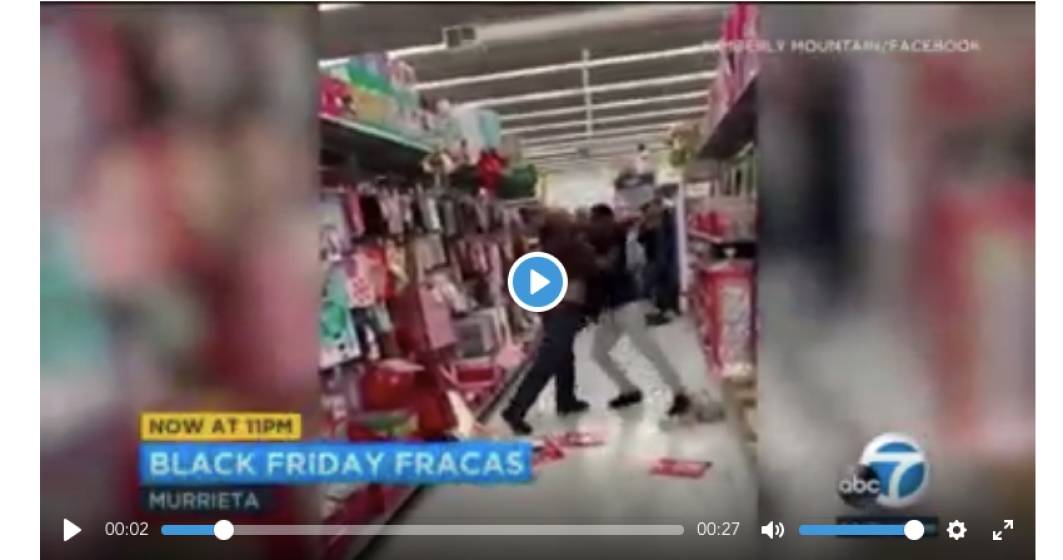 Imagine pentru articolul: Nu e doar la noi: Doi soldati americani se bat de Black Friday intr-un Walmart