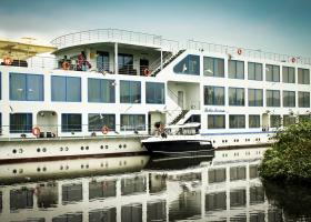 Imagine: FOTO: Cum arată „perla eșuată” a Deltei Dunării: Un hotel plutitor a fost...