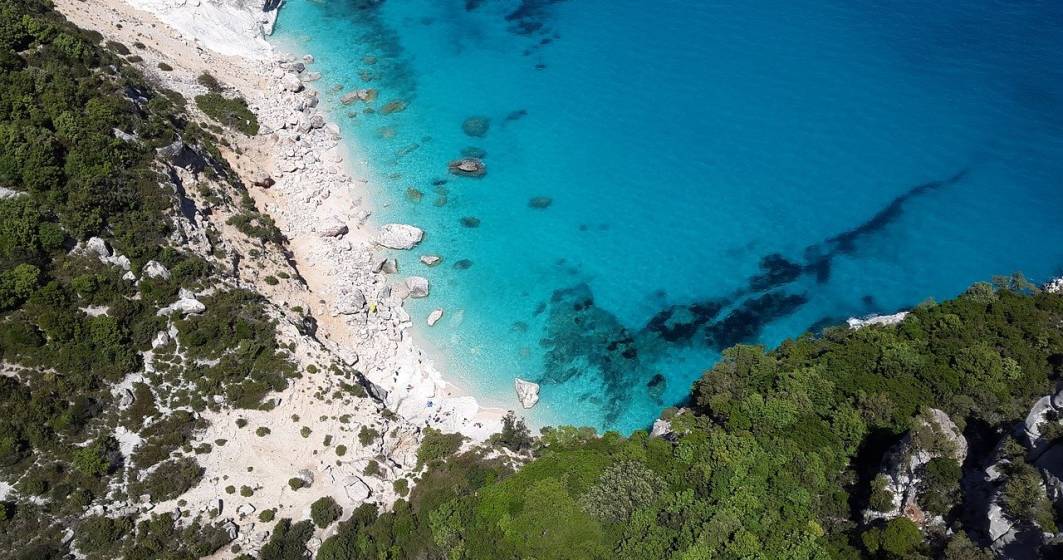 Imagine pentru articolul: Ce amendă au primit turiștii care au luat nisip de pe plajele din Sardinia