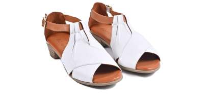 Cum să alegi o pereche de sandale: Ghid pentru o vară confortabilă și elegantă