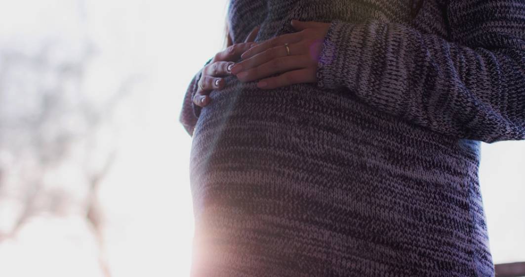 Imagine pentru articolul: Studiu: Vaccinarea împotriva COVID-19 a gravidelor ar putea oferi protecţie copiilor