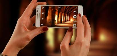 Samsung ar putea lansa doua telefoane cu ecrane care se indoaie