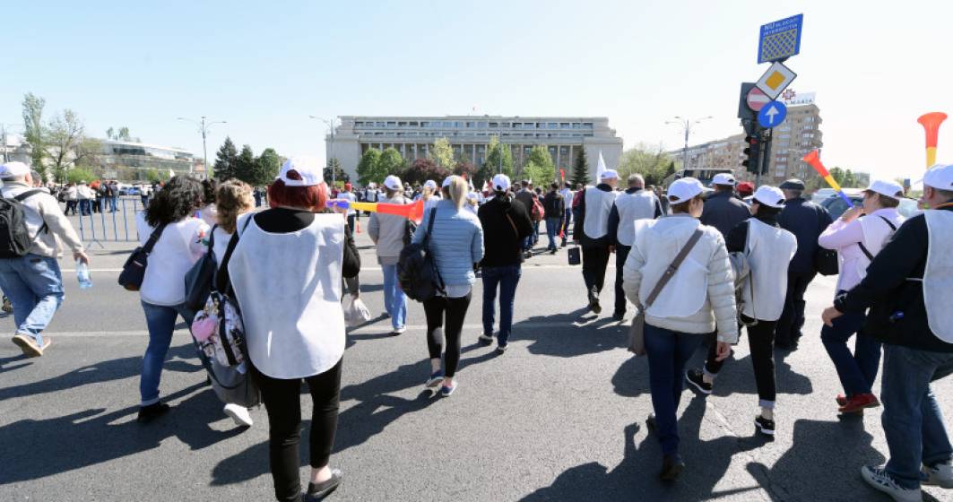 Imagine pentru articolul: Angajatii din CFR au inceput protestul in fata Ministerului Transporturilor