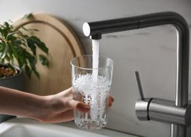 Imagine: Studiu: Peste jumătate dintre români nu vor să bea apă de la robinet