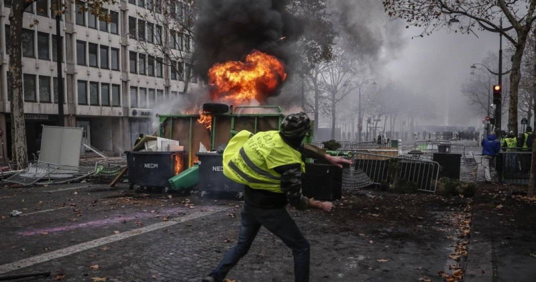 Imagine pentru articolul: Proteste Paris: Peste 1.000 de persoane au fost somate cu ocazia actiuni desfasurate de "vestele galbene"