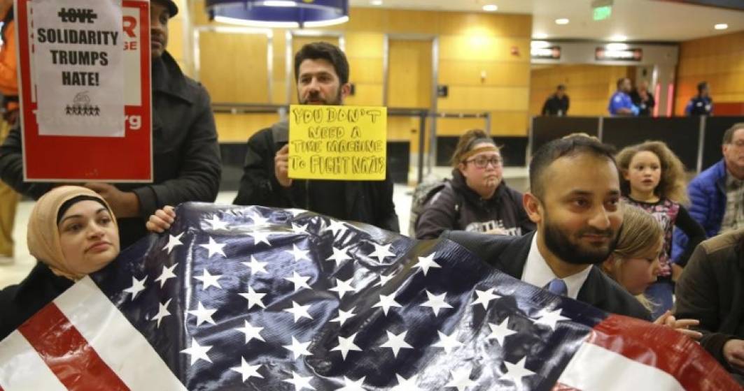 Imagine pentru articolul: Mii de persoane au ocupat aeroporturile americane in semn de protest fata de ordinul executiv semnat de Donald Trump