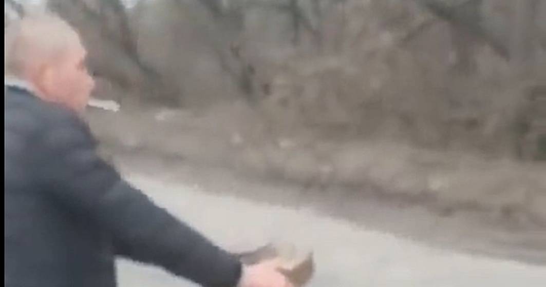 Imagine pentru articolul: VIDEO Cum mută un ucrainean o mină antitanc? Cu țigara în gură
