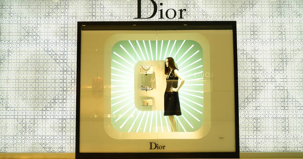 Imagine pentru articolul: Cât costă de fapt o geantă Dior de 2.780 de dolari. Diferență colosală între costul de producție și prețul de vânzare