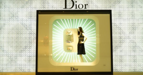 Imagine pentru articolul: Cât costă de fapt o geantă Dior de 2.780 de dolari. Diferență colosală între...
