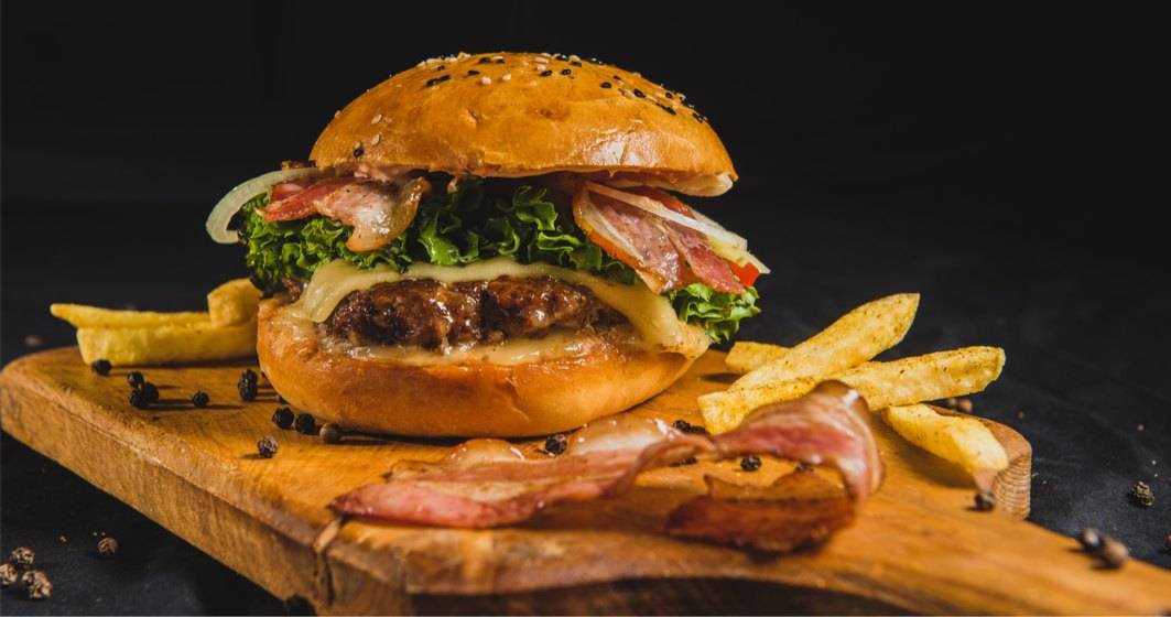 Imagine pentru articolul: Analiză Glovo: Românii sunt cei mai mari consumatori de burgeri din Europa de Sud-Est. Cantitatea impresionantă comandată anul trecut