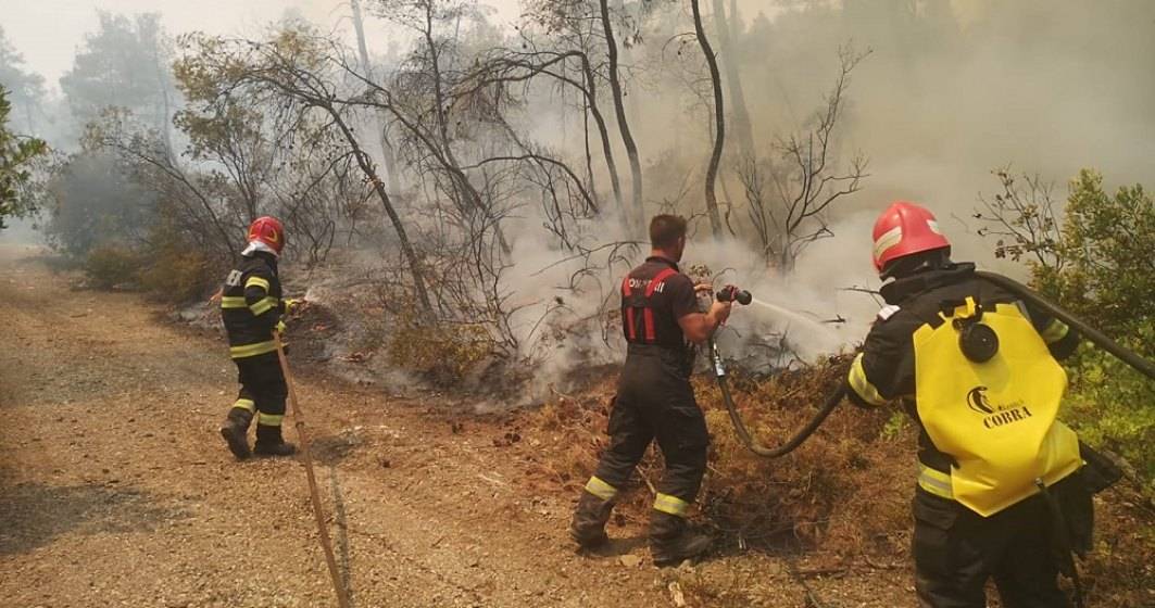 Imagine pentru articolul: Pompierii români care au ajutat la stingerea incendiilor din Grecia, înaintați în grad