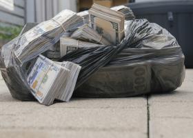 Imagine: Poliția de frontieră a găsit 100.000 de dolari în rucsacul unei ucrainence