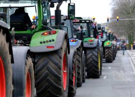 Imagine: Protestele fermierilor: Ministrul Agriculturii promite soluții, împreună cu...