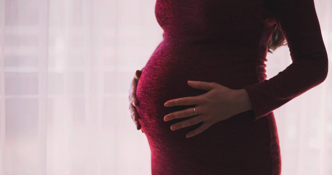 Imagine pentru articolul: OFICIAL: Femeile însărcinate și femeile care alăptează se pot vaccina cu Pfizer-BioNTech şi Moderna