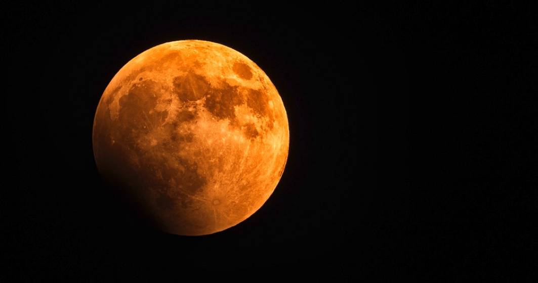 Imagine pentru articolul: Eclipsă de lună totală. Mai puțin de o zi până când „Luna sângerie” va fi vizibilă și pe cerul României