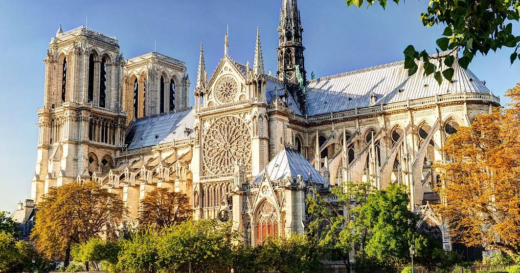 Imagine pentru articolul: Membrii corului de la Notre-Dame din Paris au susţinut concertul de Crăciun purtând echipamente de securitate