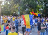 Poza 3 pentru galeria foto GALERIE FOTO | Românii au ieșit în stradă să sărbătorească victoria Tricolorilor împotriva Ucrainei