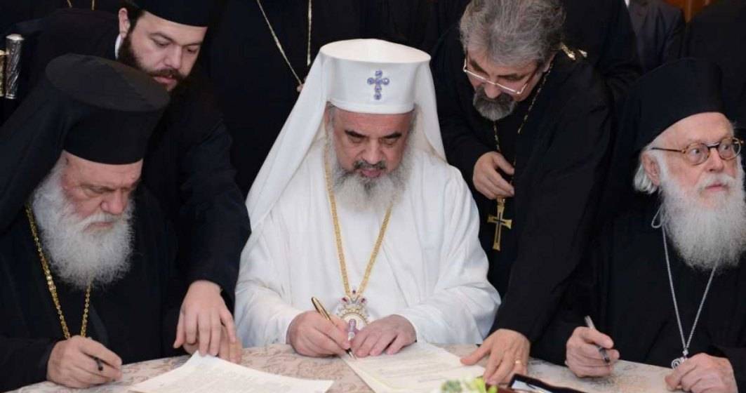 Imagine pentru articolul: Patriarhul Daniel a impartit iconite la iesirea din sectia de votare