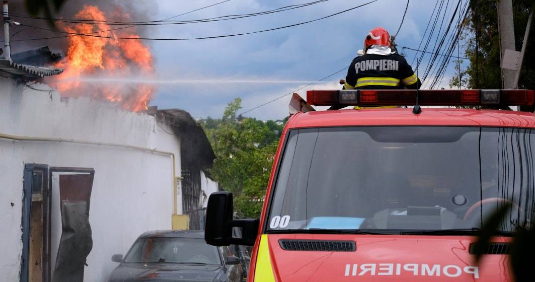 Imagine pentru articolul: VIDEO Incendiu la stive de mase plastice, gunoi menajer și vegetație uscată în Chitila