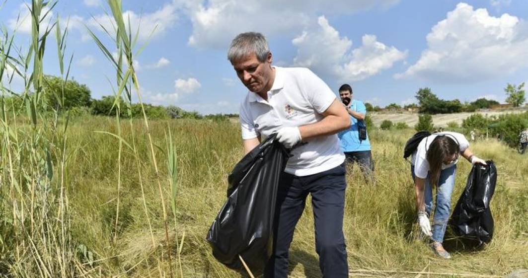 Imagine pentru articolul: Premierul Ciolos si ministrul Mediului, voluntari la strans gunoaie in Delta Vacaresti