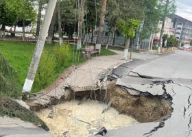 Imagine: Locatarii din zona afectată de prăbușirea unei străzi în Slănic se pot...