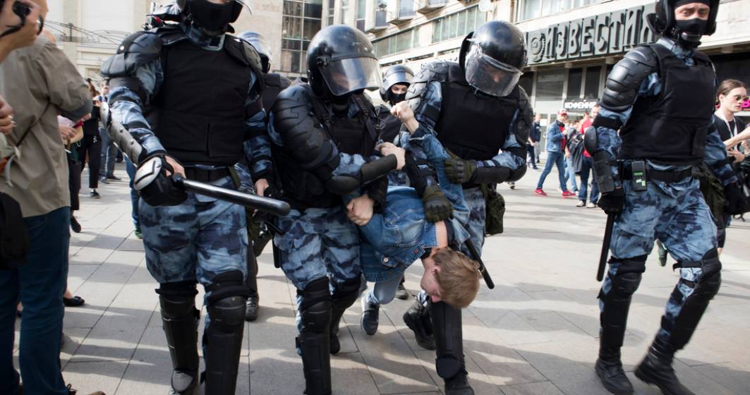 Imagine pentru articolul: Directorul CIA: Circa 14.000 de ruși au fost arestați în timpul protestelor împotriva invaziei în Ucraina