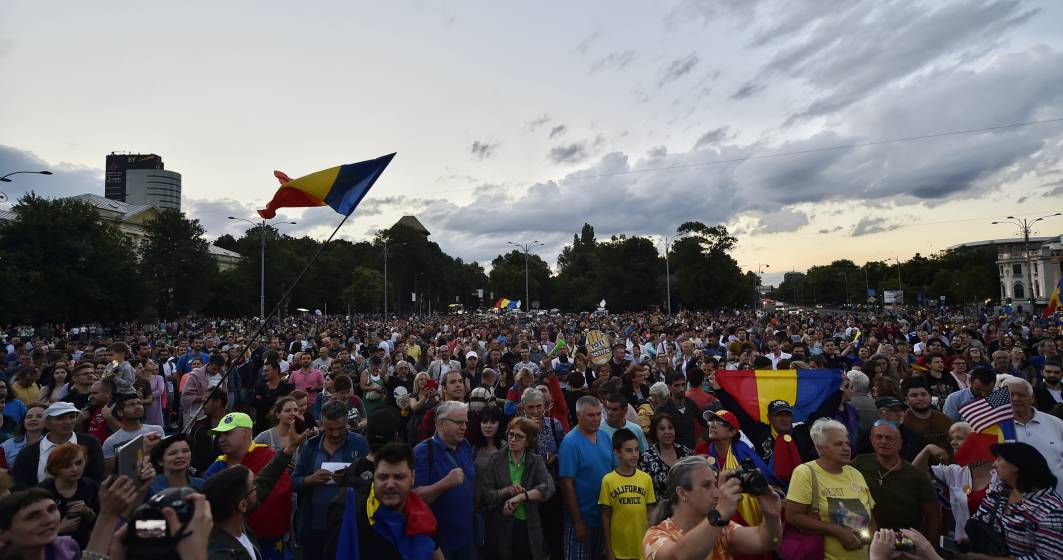 Imagine pentru articolul: Aproape o mie de protestatari in Piata Victoriei. S-a cantat imnul national, iar Ana Blandiana a tinut un discurs