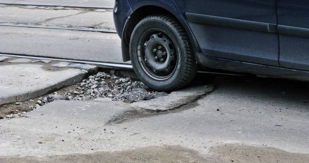 Imagine pentru articolul: "Craterele" din asfalt, calvarul soferilor din Bucuresti: costul repararii unei singure gropi urca la 1.500 de euro, insa riscul soferilor este unul urias. Ce solutii exista?