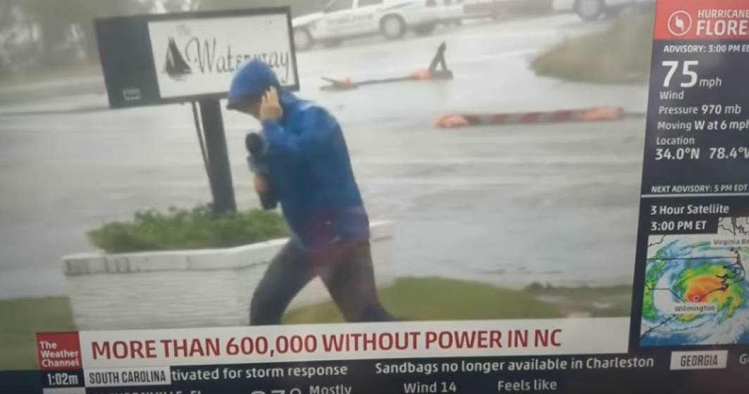 Imagine pentru articolul: VIDEO. Reporterul din imagini incearca sa dramatizeze proportiile Uraganului Florence. Doi trecatori il dau de gol