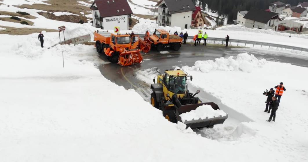 Imagine pentru articolul: Zapada de 4 metri pe Transalpina. Drumarii intervin pentru deblocarea unui sector de drum pana la minivacanta de Paste