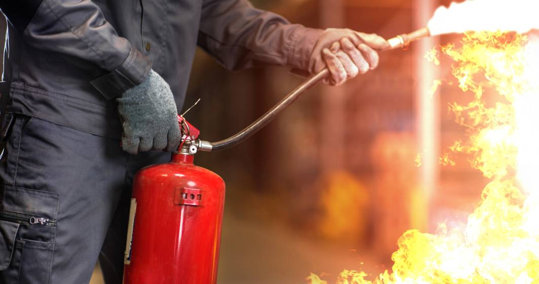 Imagine pentru articolul: Ghidul complet de protecție împotriva incendiilor | Ce trebuie făcut, cum te ajută o asigurare, ce trebuie știut