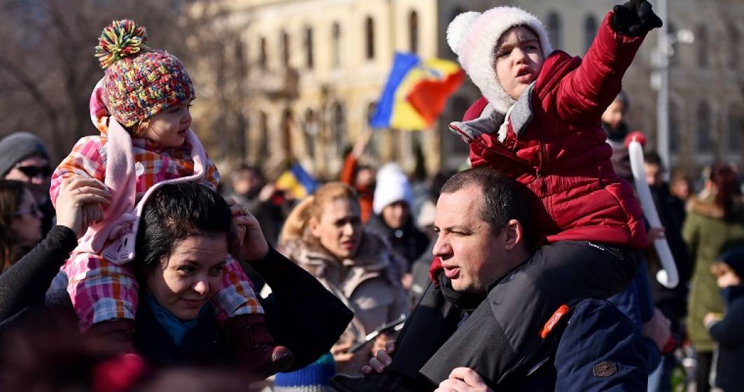 Imagine pentru articolul: Peste 2.000 de parinti si copii protesteaza in Capitala. Copiii joaca sotronul si scriu pe asfalt "Nu eliberati hotii"