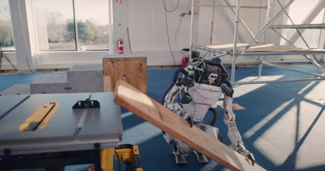 Imagine pentru articolul: Roboții umanoizi au ajuns și pe „șantier”: demonstrație video cu noile abilități ale robotului dezvoltat de Boston Dynamics