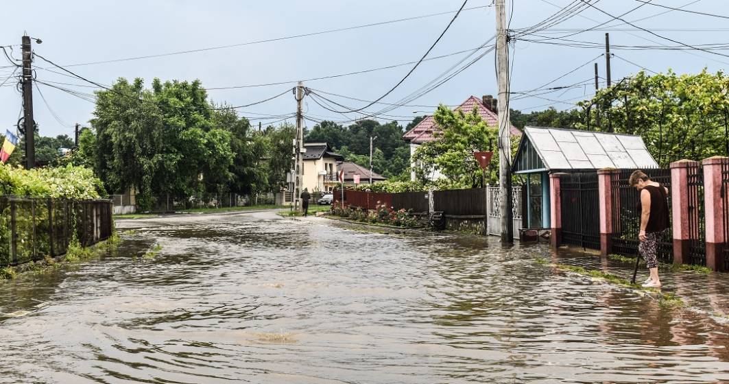 Imagine pentru articolul: Inundaţii în 90 de localităţi din 19 judeţe. Apa a intrat în 171 de case