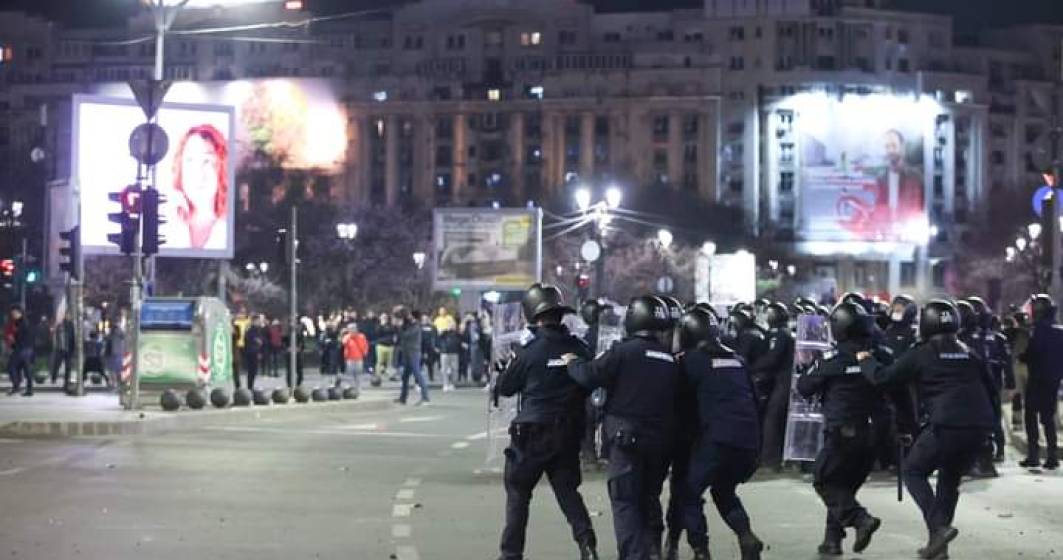 Imagine pentru articolul: Jandarmeria Română: Protestatarii au devenit violenți, 12 jandarmi au fost răniți