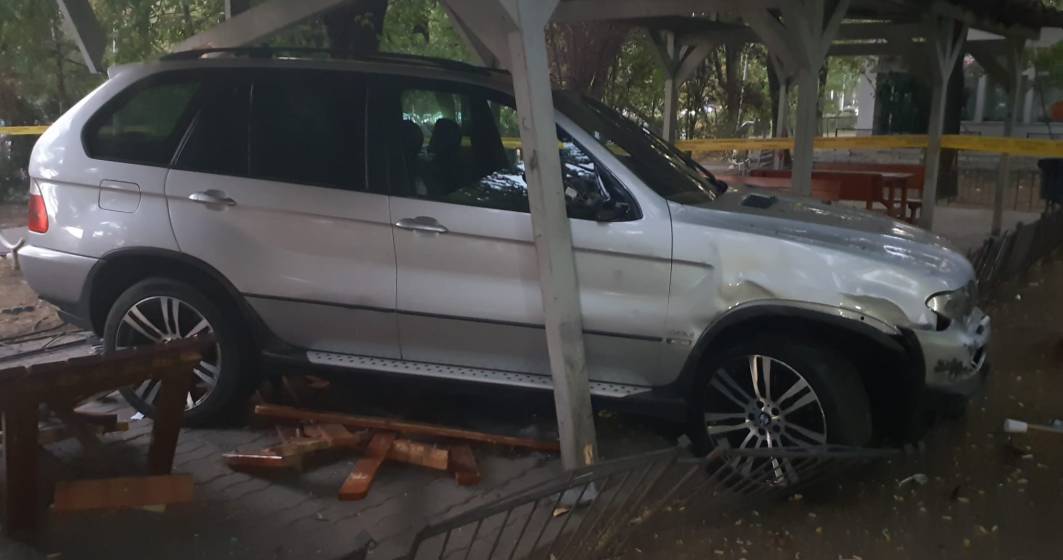 Imagine pentru articolul: Un șofer și-a parcat BMW-ul într-un chioșc dintr-un parc, în sectorul 6. Reacția primarului: Oricum trebuia reamenajat
