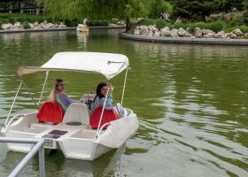 Imagine: FOTO: Bucureștenii se vor putea plimba gratuit cu barca, pe lacul din Parcul...