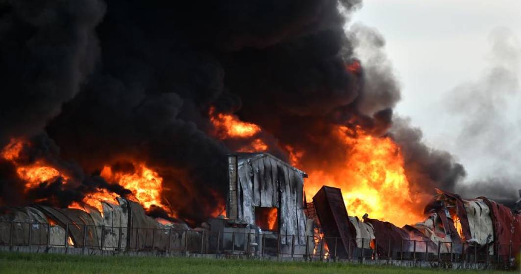 Imagine pentru articolul: UPDATE Incendiu in Balotesti: O fabrica de mobila si un depozit de mase plastice, complet distruse