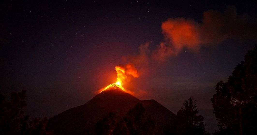 Imagine pentru articolul: Etna erupe din nou: aeroportul din Catania se închide parțial