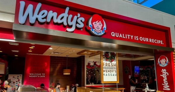 Imagine pentru articolul: Wendy’s deschide primele restaurante din România. Burgerii pătrați ai...