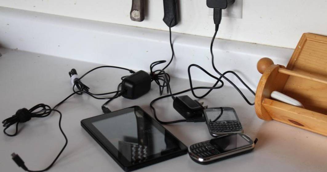 Imagine pentru articolul: Cata electricitate consumi cand lasi incarcatorul de la telefon in priza