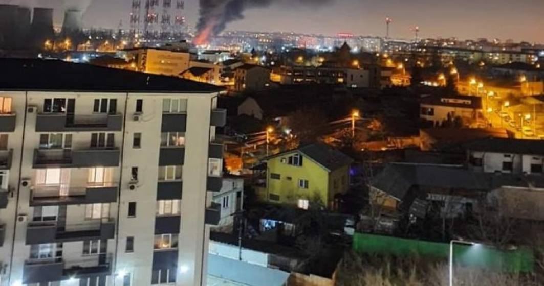 Imagine pentru articolul: Incendiu puternic in Bucuresti. Pericol de explozie