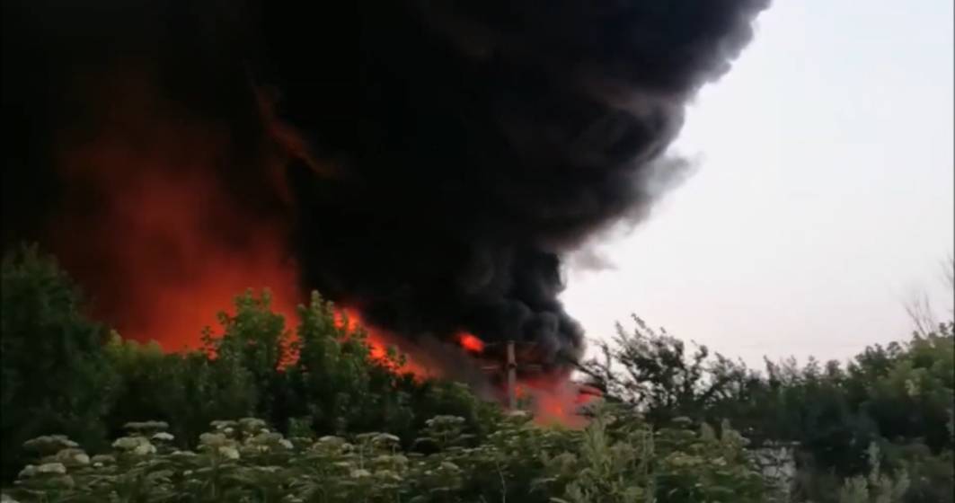 Imagine pentru articolul: Incendiu puternic la un depozit de deșeuri în Salonta